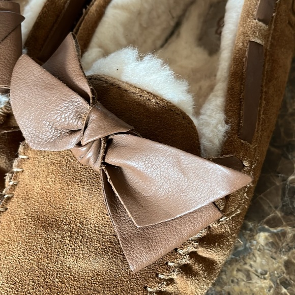 UGG Dakota Chestnut Sheepskin Leather Bow Slippers size 11 - Picture 9 of 16